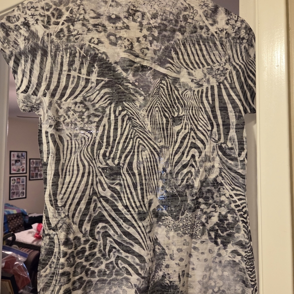 Women's Zebra Print V-Neck Top - Picture 2 of 5